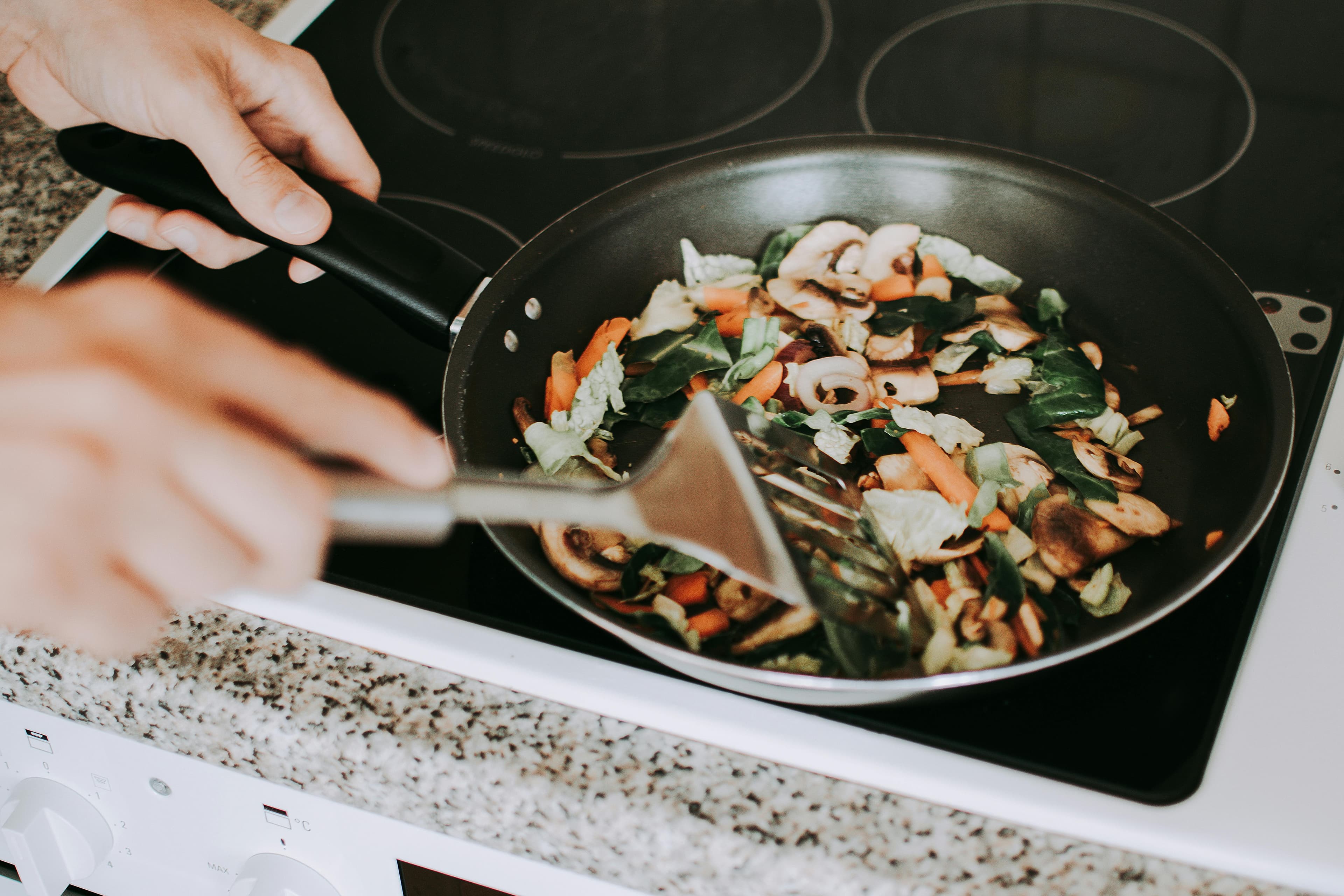 Personnes en train de cuisiner lors d'un atelier